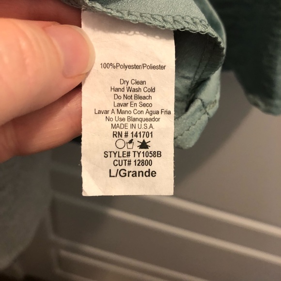 💖 NWOT wrap style top in a beautiful sage green! Size L - Picture 5 of 7